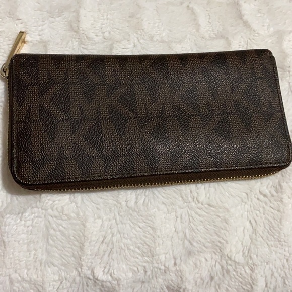 Michael kors  signature Jet set zip around ! - Picture 10 of 13